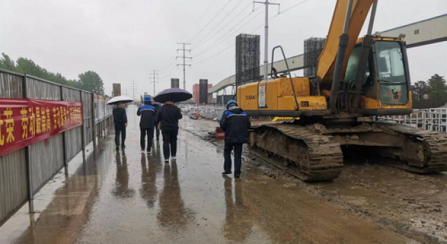 雨天巡查不松懈，督导检查不停歇——区交通局对日照市沿海路高架桥现场冒雨检查